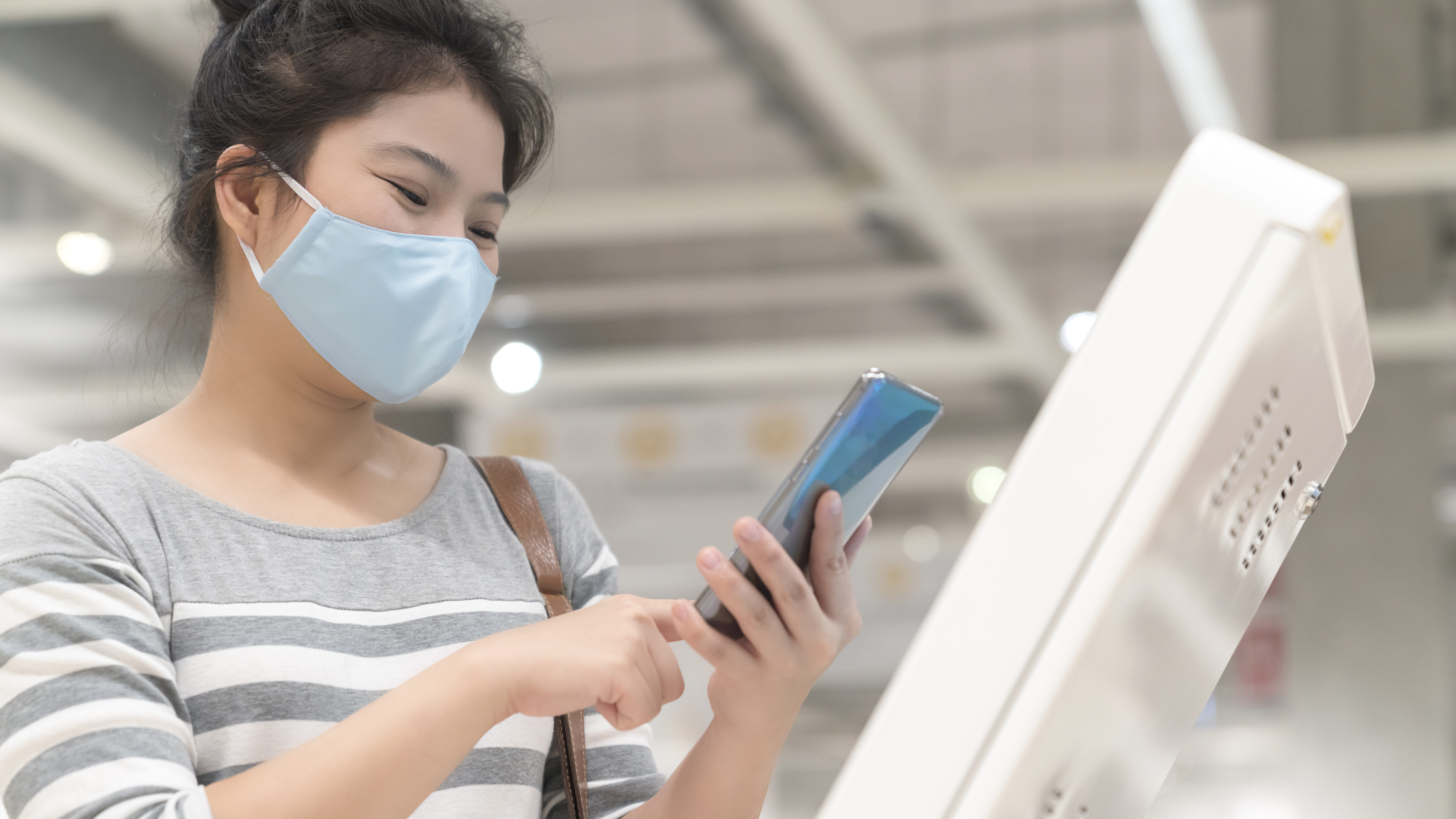 จองคิวนัดหมายออนไลน์ผ่านมือถือหน้าตู้กดบัตรคิว
